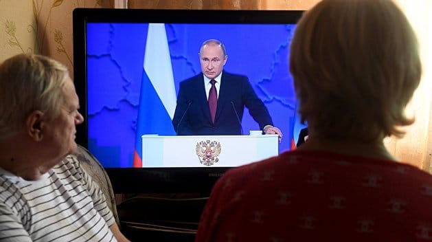 «Зеленский попытался придавить хвост куму Путина и его камарилье» — эксперты об отключении телеканалов «112», ZiK и NewsOne в Украине