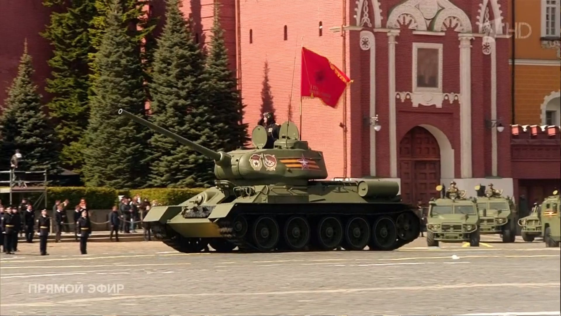 Во время 45-минутного парада на Красной площади показали единственный танк — Т-34