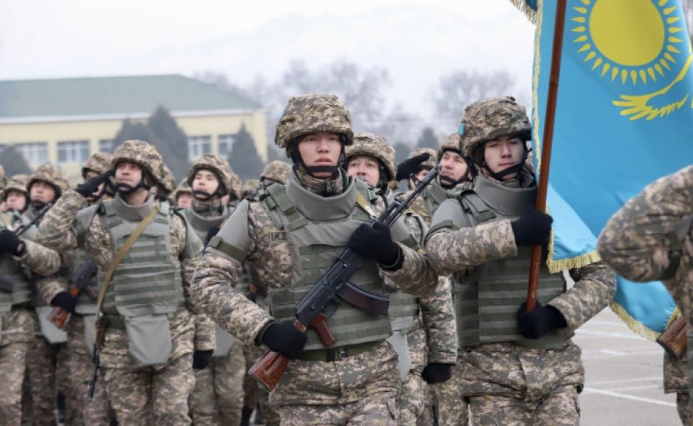 В казахстанском сегменте интернета распространяется реклама службы в ВС РФ по контракту. Власти будут закрывать на это глаза — эксперты