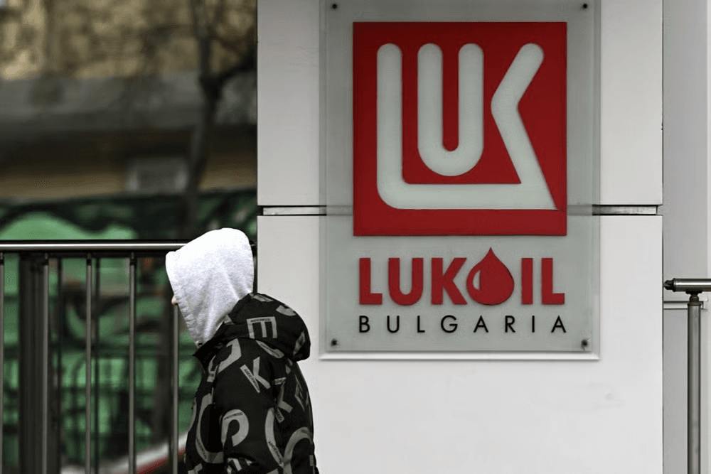 Десятки зарубежных компаний «Лукойла» и «Роснефти» могут пострадать от американских санкций. Некоторые из них по-прежнему работают в ЕС