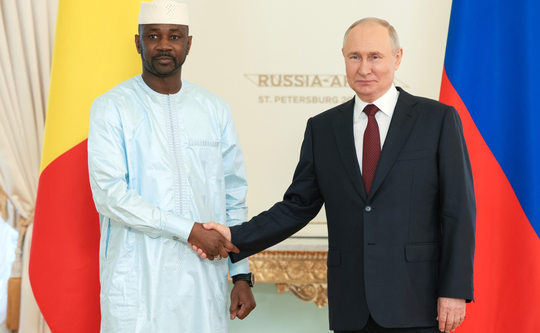Путин с главой Мали Ассими Гойта в Cанкт-Петербурге на Африканском саммите