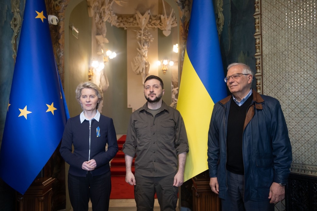 Владимир Зеленский на встрече с главой Еврокомиссии Урсулой фон дер Ляйен и Верховным представителем ЕС Жозепом Боррелем, 9 апреля 2022 года, Киев.